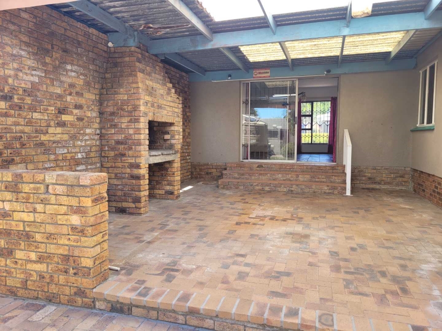4 Bedroom Property for Sale in Bothasig Western Cape